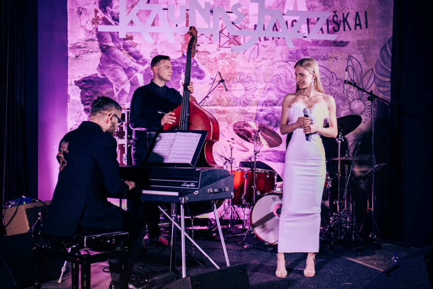 „Kaunas jazz“ festivalyje – duoklė Anapilin iškeliavusiai Indrei Jučaitei bei ryškiausios žvaigždės.<br> Organizatorių nuotr.