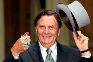 Eidamas 89-uosius metus mirė australų pramogų pasaulio atstovas Barry Humphriesas