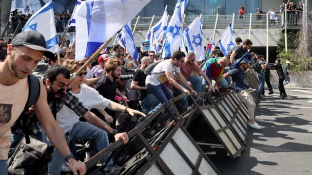 16 savaičių iš eilės Izraelį krečia protestai: dešimtys tūkstančių priešinosi teismų sistemos reformai