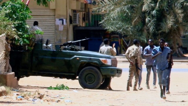 JAV sureagavo į neramumus Sudane: evakavo ambasados darbuotojus ir ragina skelbti paliaubas
