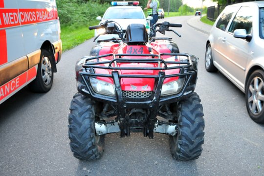 Telšių rajone apsivertė tempiamas keturratis, kurį vairavo išgėręs vyras