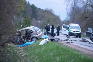 Šalies keliuose vėl gausiai sėjamos mirtys: sutramdyti kelių siaubūnus svarsto seniai regėta priemone