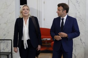 E. Macronas neatmeta, kad jį poste gali pakeisti dešinioji populistė M. Le Pen