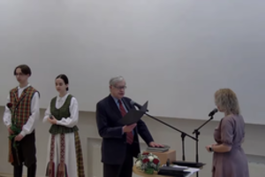 Po kuriozinės situacijos Visagine, Seime – siūlymas Konstitucijoje įteisinti reikalavimą politikams mokėti lietuviškai