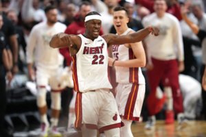 Pasakiškas J. Butlerio pasirodymas priartino „Heat“ ekipą prie pirmosios sensacijos NBA atkrintamosiose