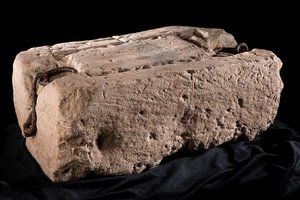 Ant legendinio Likimo akmens aptiko keistus ženklus