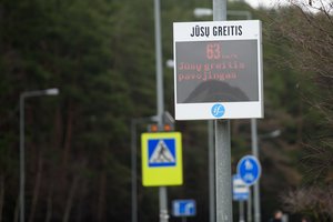 Mitas, kad keliais kilometrais viršytas greitis – nepavojingas: kodėl „saugių“ nusižengimų nebūna?