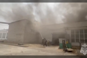 Rusijoje – dar vienas didelis gaisras: užsiliepsnojo medienos apdirbimo įmonė