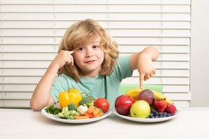 Mitybos specialistė: valgydami vaisius ir daržoves dauguma daro esminę klaidą, auginančią svorį