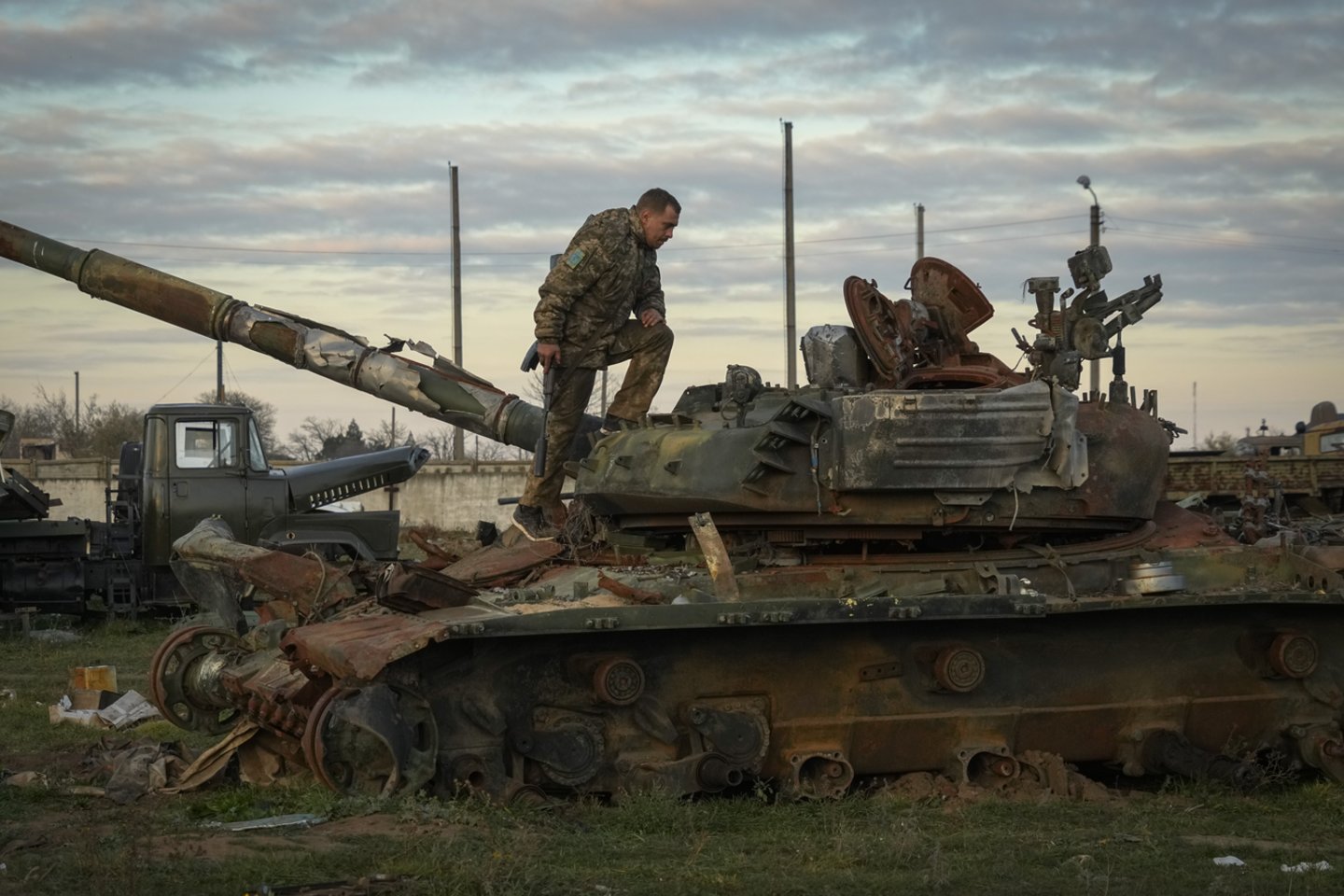  Remiantis Jungtinės Karalystės žvalgybos ataskaita, Rusijos kariuomenė nuo invazijos į Ukrainą neteko daugiau kaip 10 000 šarvuotų transporto priemonių.<br> AP / Scanpix nuotr.