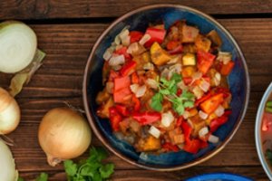 Ispaniškas daržovių troškinys vos iš kelių ingredientų: lengvai paruošiama soti vakarienė