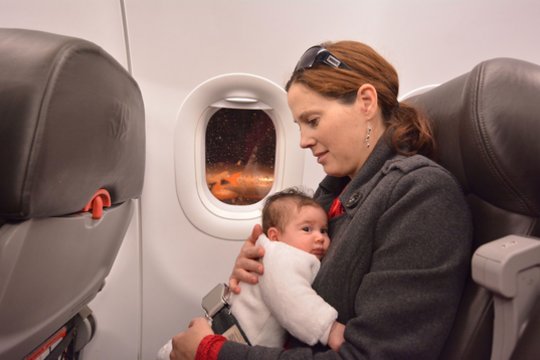 Pasak šeimos gydytojos Izabelės Juškienės, rekomenduotinas laiko tarpas nuo kūdikio gimimo dienos iki planuojamo skrydžio datos turėtų būti ne mažesnis nei 2 savaitės. Tačiau pats geriausias tam startas – 3 kūdikio gyvenimo mėnuo.