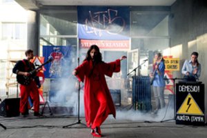 Akto komanda: kurso draugai, menu kovojantys prieš apatiją