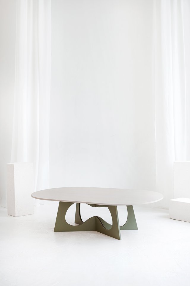 K.Rashido dizaino studijos sukurtos šiuolaikinio dizaino kavos staliukų kolekcijos yra išskirtinės savo geometrinėmis formomis, ryškiomis spalvomis ir medžiagomis.