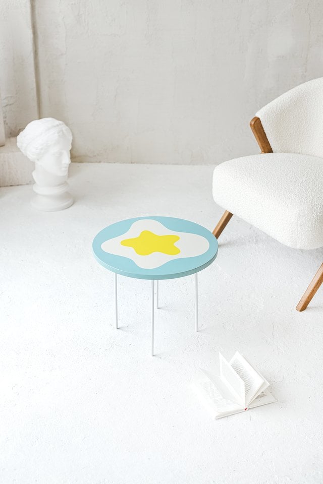 K.Rashido dizaino studijos sukurtos šiuolaikinio dizaino kavos staliukų kolekcijos yra išskirtinės savo geometrinėmis formomis, ryškiomis spalvomis ir medžiagomis.