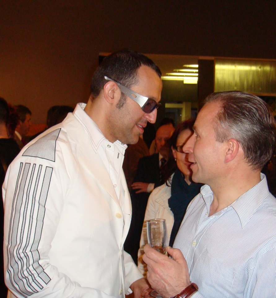 V. Daukintis su K. Rashidu susipažino 2008 m. Milano baldų parodos vakarėlyje, į kurį jį pakvietė draugas ir patneris italas iš „Ferrari“ įmonės, tame vakarėlyje pristatęs biuro baldų kolekciją.