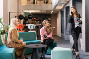 Į biurą nebesuviliosi nemokama kava, lietuviai tai žino ir jau nenusileidžia JAV standartams: darbuotojams siūlo glėbius gėrybių