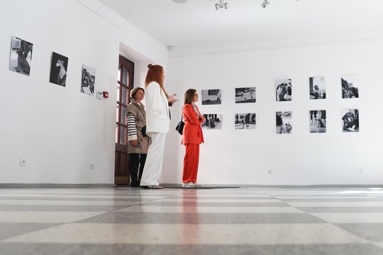 Balandžio 24-ąją, Šuns dieną, Vilniaus literatų namuose atidaryta Eglės Frank fotografijų paroda „Gero renginio – au au“.<br>R.Danisevičiaus nuotr.