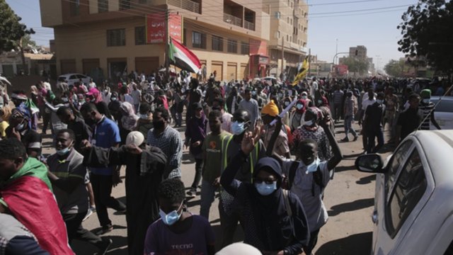 Tęsiasi gyventojų evakuacija Sudane: šimtai žmonių atgabenti į Saudo Arabiją, Prancūziją ir Kipro salą