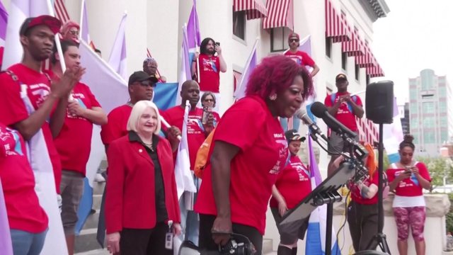 Prie Floridos kapitolijaus – būrys protestuojančių „drag“ kultūros šalininkų: mūsų veikla nėra nusikaltimas