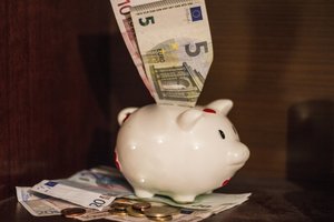 Pravėrė Baltijos šalių gyventojų pinigines: štai kokias sumas jie sutaupę