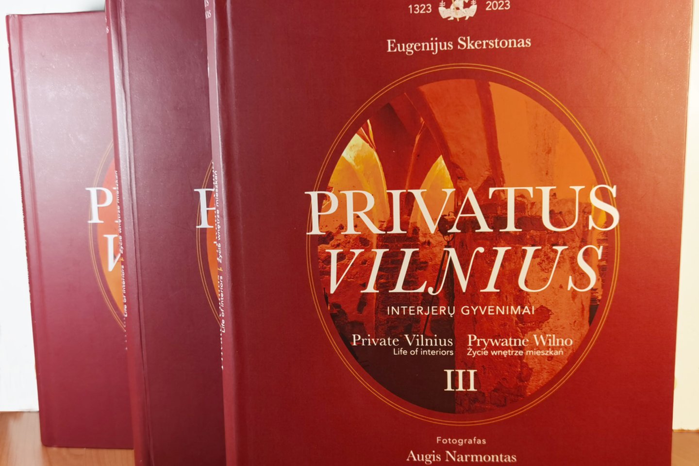 Daugiau nei tūkstantyjenuotruakų įamžintų interjerų sugulė į trijų tomų knygą-albumą „Privatus Vilnius. Interjerų gyvenimai“, kuris išleidžiamas lietuvių, anglų ir lenkų kalbomis.