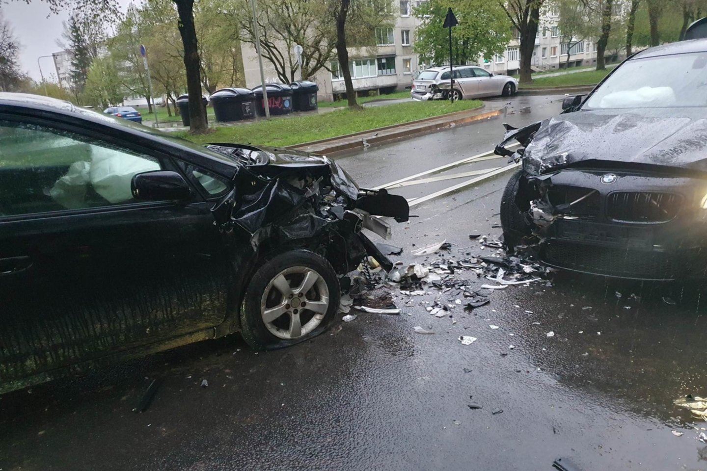 Vilniuje per eismo įvyki susidūrė 3 automobiliai, vienas iš vairuotojų prie vairo sėdo būdamas girtas.<br>Įvykio liudininko nuotr.