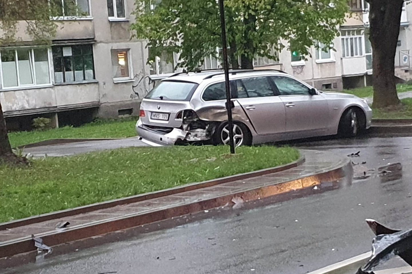 Vilniuje per eismo įvyki susidūrė 3 automobiliai, vienas iš vairuotojų prie vairo sėdo būdamas girtas.<br>Įvykio liudininko nuotr.