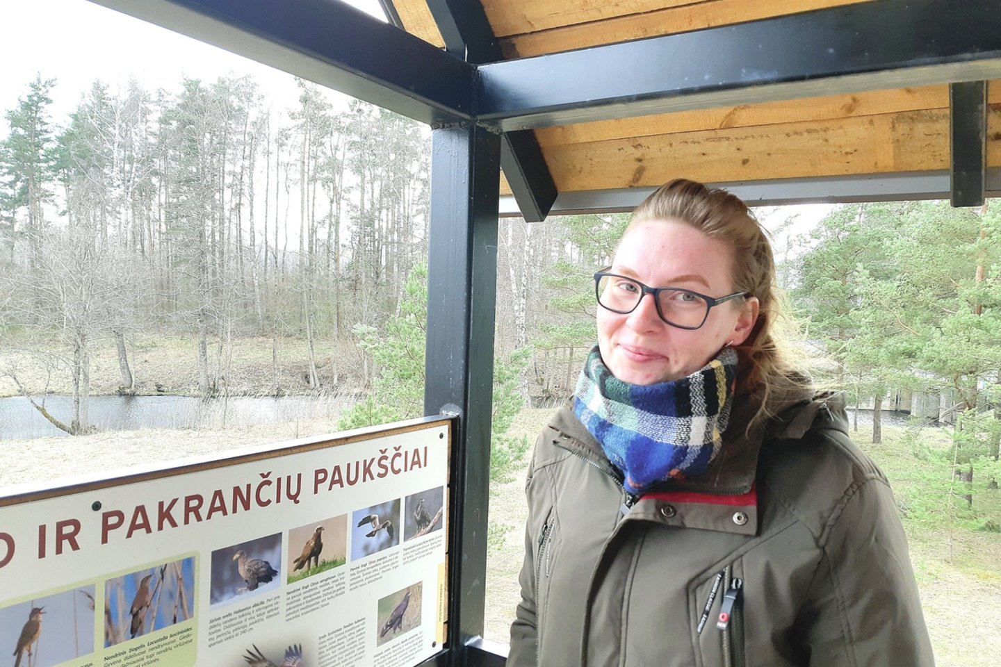 Varnių regioninio parko lankytojų centro specialistė M.Jankauskaitė įspėjo neliesti nuodingo gegužvabalio, nes jis išskiria skystį, kuris yra pavojingas.<br>D.Jonušienės nuotr.