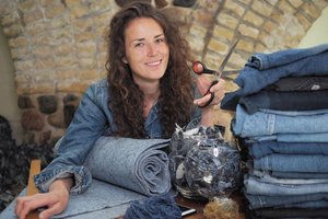 Verslininkę eksperimentas nuvylė – šimtai džinsų virto veltiniu, kurio niekam nereikia 