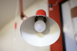 Nenustebkite sutartyse išvydę kitokias sumas: elektros tiekėjai galės pakeisti kainas kada panorės