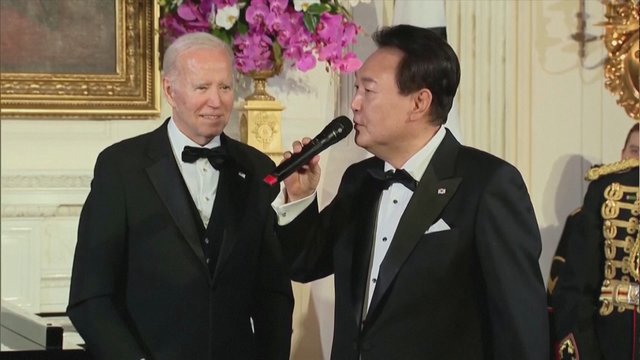 Ištaigingos vakarienės metu uždainavo Pietų Korėjos prezidentas: pasirodymas sužavėjo J. Bideną