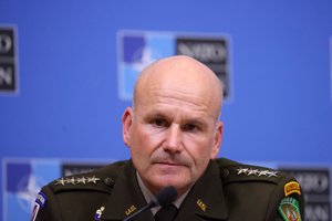 JAV generolas: Rusijos sausumos pajėgos šiandien didesnės nei karo Ukrainoje pradžioje