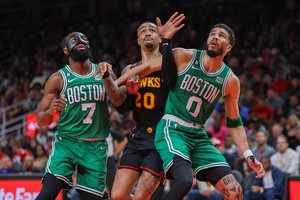 „Celtics“ trimis tritaškiais mačo pabaigoje padėjo tašką „Hawks“ sezone