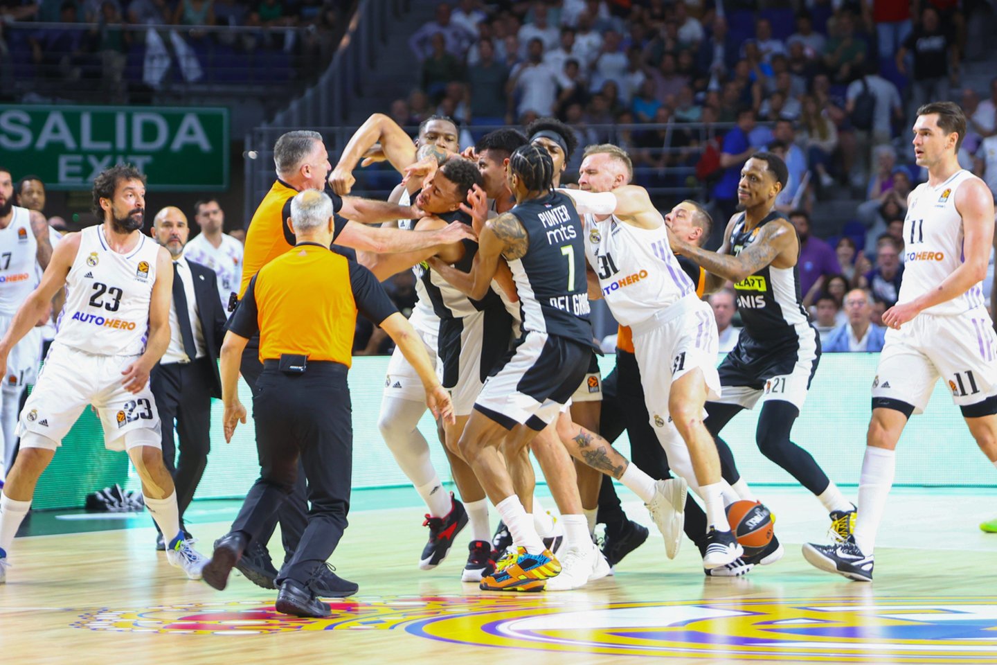 „Partizan“ ir „Real“ muštynės baigiantis ketvirtame kėliniui.<br> AFP/Scanpix nuotr.