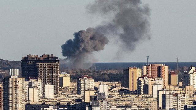 Siaubinga naktis Kyjive: aidėjo oro pavojaus sirenos, pranešta apie rusų raketų ataką