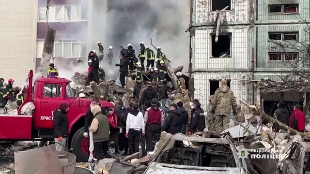 Per plataus masto ataką rusai smogė gyvenamajam namui Umanėje: iš griuvėsių traukiami žuvusieji
