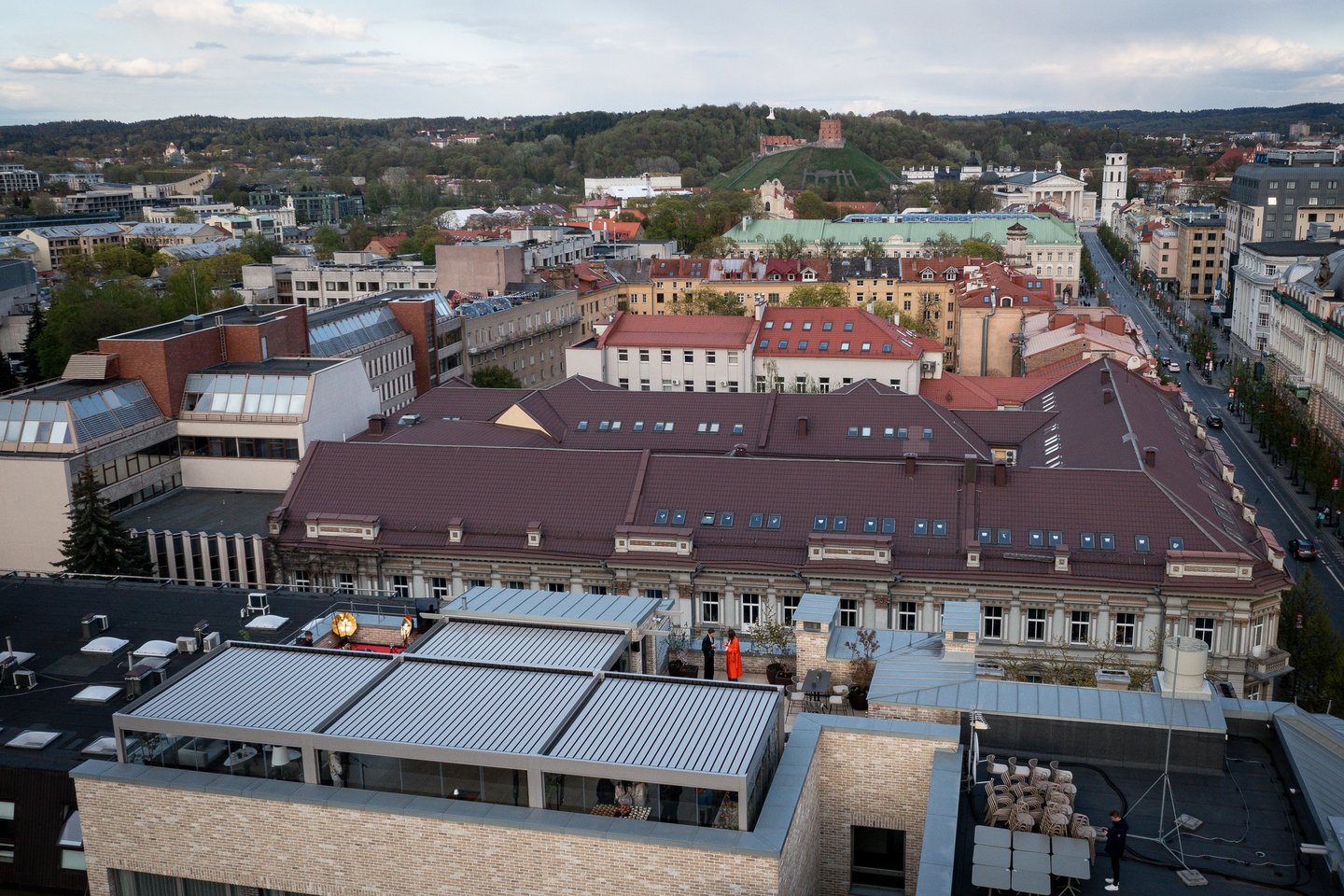 Terasos ant stogo atidaryme – būrys garsenybių: grožėjosi kvapą gniaužiančiais Vilniaus vaizdais.<br> Organizatorių nuotr.