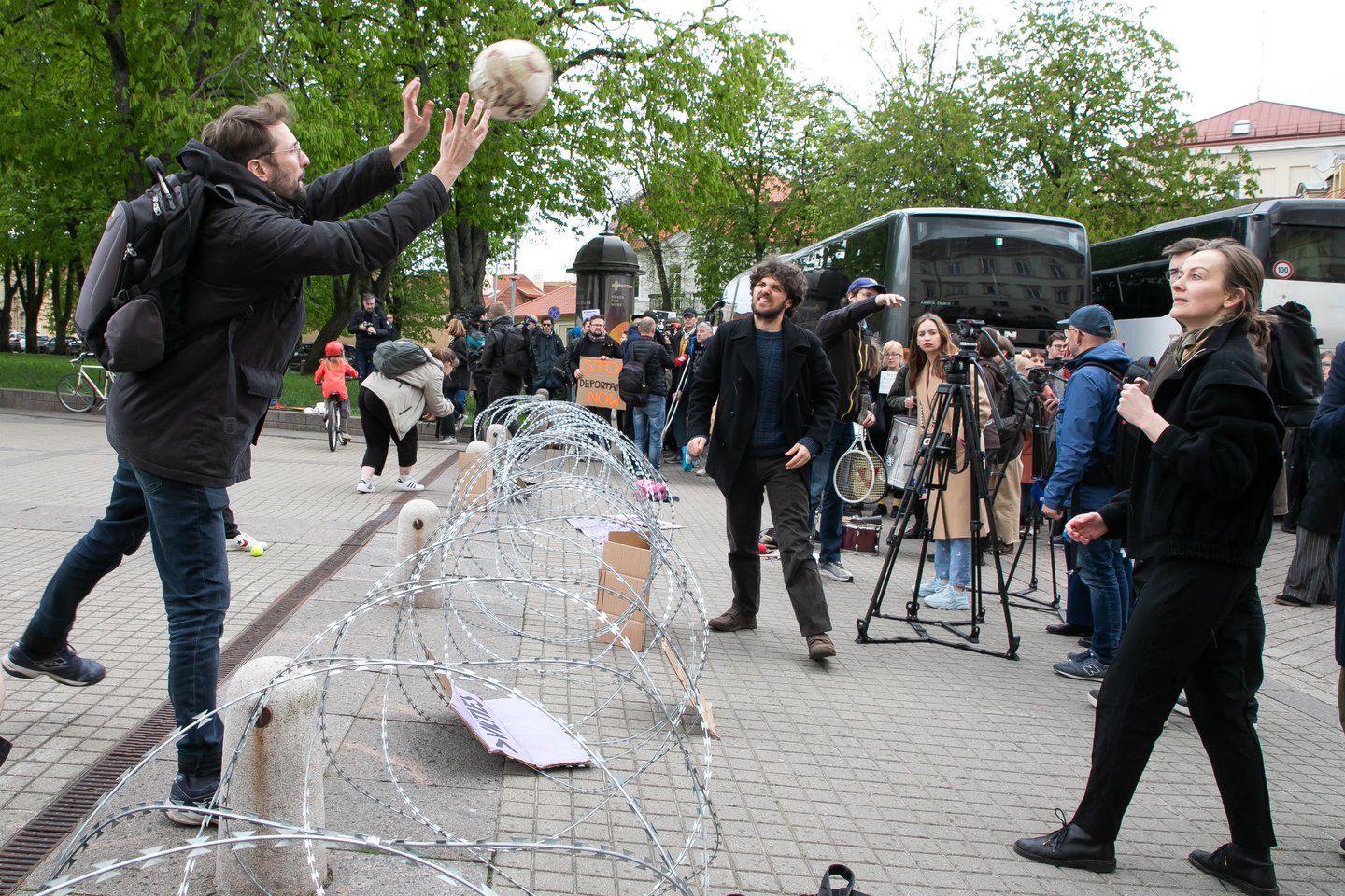  Penktadienį sostinės Daukanto aikštėje priešais Prezidentūros rūmus vyko Lietuvos žmogaus teisių centro bei savanorių organizacijos „Sienos grupė“ organizuotas protestas dėl migrantų apgręžimo politikos. <br> D.Labučio (ELTA) nuotr.