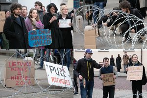 Prieš Prezidentūrą – koncertinos juosta ir nepatenkinti protestuotojai: plakatai skelbia „Kilotaitė Bailė“