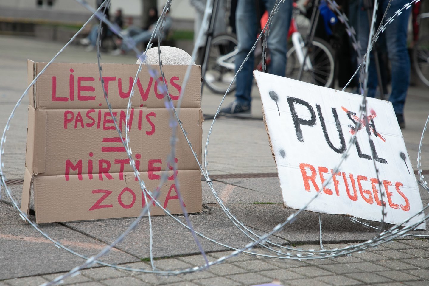 Penktadienį sostinės Daukanto aikštėje priešais Prezidentūros rūmus vyko Lietuvos žmogaus teisių centro bei savanorių organizacijos „Sienos grupė“ organizuotas protestas dėl migrantų apgręžimo politikos.<br>D.Labučio (ELTA) nuotr.