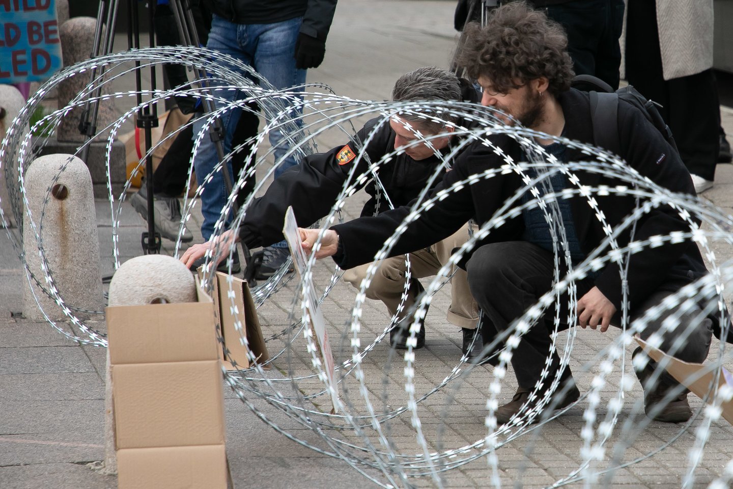 Penktadienį sostinės Daukanto aikštėje priešais prezidentūros rūmus vyko Lietuvos žmogaus teisių centro bei savanorių organizacijos „Sienos grupė“ organizuotas protestas dėl migrantų apgręžimo politikos.<br>D.Labučio (ELTA) nuotr.