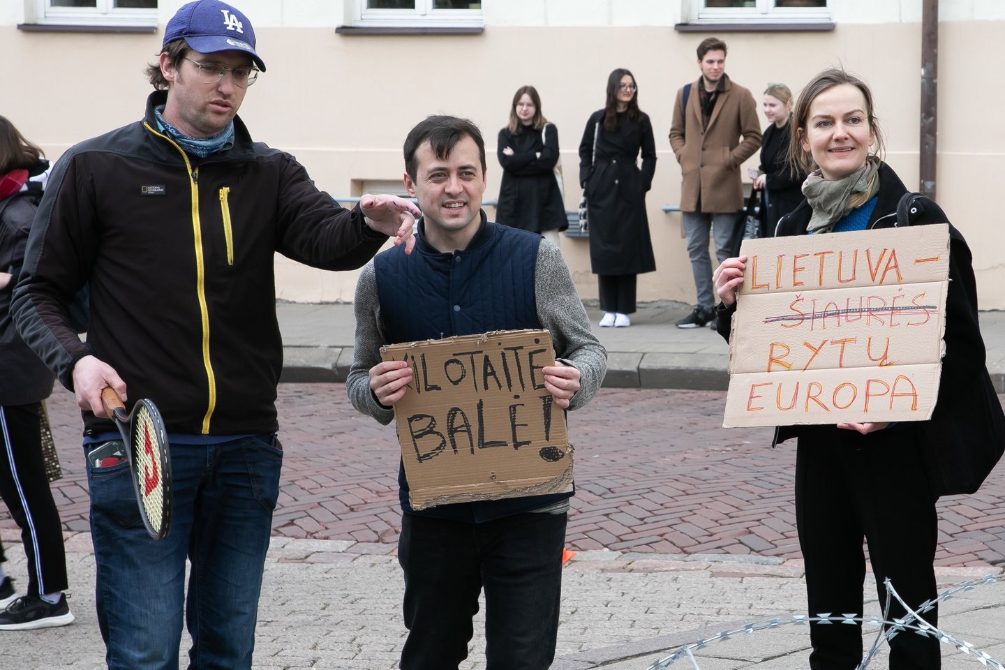 Penktadienį sostinės Daukanto aikštėje priešais prezidentūros rūmus vyko Lietuvos žmogaus teisių centro bei savanorių organizacijos „Sienos grupė“ organizuotas protestas dėl migrantų apgręžimo politikos.<br>D.Labučio (ELTA) nuotr.