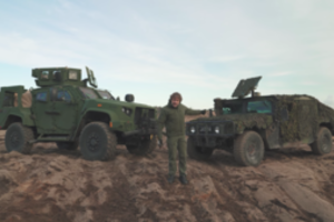 B. Vanagas išbandė moderniausią JAV kariuomenės visureigį