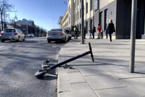 Priminė, kuo rizikuoja tarp pėsčiųjų nardantys elektrinių paspirtukų vairuotojai: traumas gydosi ilgus mėnesius