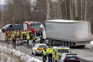 Tragiška avarija Norvegijoje: automobiliui susidūrus su lietuvio vairuojamu vilkiku žuvo trys žmonės