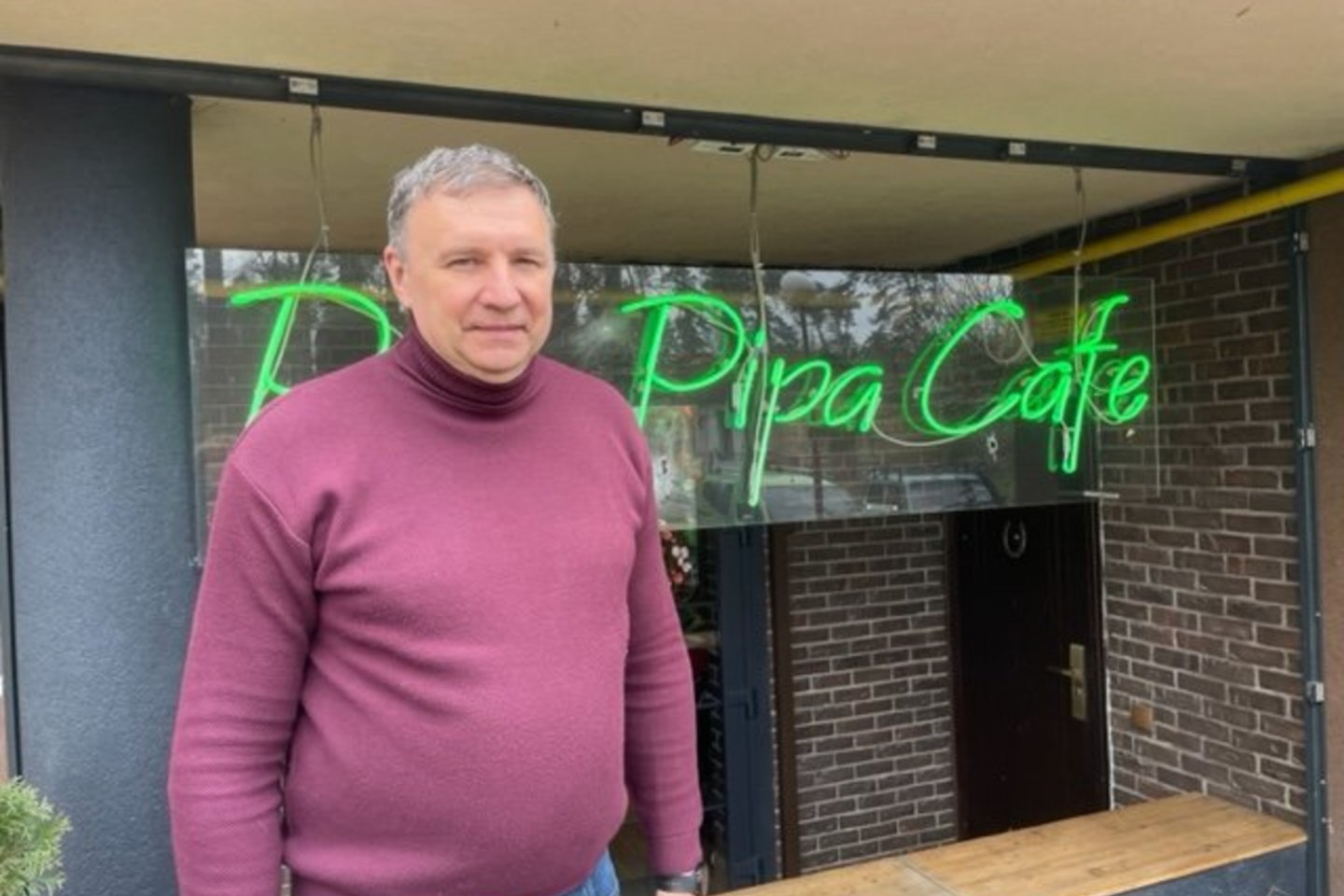 Buvęs A.Sabonio varžovas, Kijevo „Budivelnik“ krepšininkas J.Dolgovas dabar vadovauja Vorzelio kurorte esančiam nuosavam restoranui „Pipa Pipa Cafe“.<br>E.Butrimo nuotr.