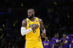 LeBronas Jamesas ir „Lakers“ parodė savo jėgą – sutriuškinę „Grizzlies“ žengė tolyn
