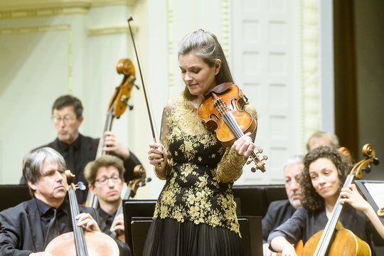 Sostinės jubiliejiniams metams paminėti skirtas koncertas „Smuiko žvaigždė Janine Jansen ir „Camerata Salzburg“ sveikina Vilnių!“ Nacionalinėje filharmonijoje sulaukė didžiulio publikos dėmesio.<br>D.Matvejevo nuotr. 