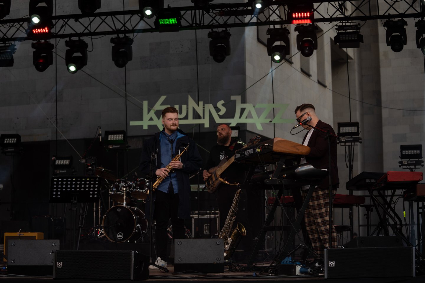 Šeštadienį įvairiose Kauno vietose skambėjo džiazas. Įsisiūbuojantis festivalis „Kaunas Jazz“ kauniečius ir miesto svečius pakvietė klausytis improvizacinės muzikos Nepriklausomybės aikštėje, kultūros bare GODO, scenose, įsikūrusiose prie Laisvės al. 68 ir prie Vasario 16-osios g. Svarbiausi koncertai šeštadienio vakarą vyko Nacionalinio Kauno dramos teatro didžiojoje scenoje. Joje džiazavo Egidijus Buožis ir Zara McFarlane.<br>G.Bitvunsko nuotr.